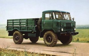 Между прочим классическое расположение (спереди)двигателя сыграло немаловажную роль в проходимости этого трудяги. Когда на его смену выпустили Шишигу -компактность и проходимость машины радовало всех,(кроме водителя,которому приходилось переключать передачу чуть ли не за спиной.) А в 90 годы,на смену ГАЗ-66 выпустили САДКО (3308)собственно ту же Шишигу ,но с стандартной кабиной ,не от хорошей жизни,правда. Так вот,сами конструкторы удивились,что проходимость у Садко стала лучше.