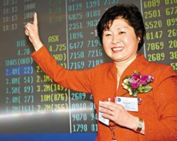 Zhang Yin - была в одно время самой богатой женщиной планеты, и сейчас милиардерша, а начинала свой бизнес с переработки и перепродажи бумажного мусора. Никогда в университете не училась, была фабричной работницей.