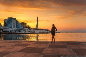 "Синий унитаз" это местный севастопольский сленг. Так называют комплекс из двух высотных зданий, расположенных на мысе Хрустальный в центре города. Получил своё название из-за цвета остекления и крайне характерной формы, напоминающий соответствующий санфаянс.