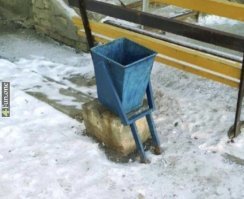 А дома сидит , ждет и грустит родная сестра.