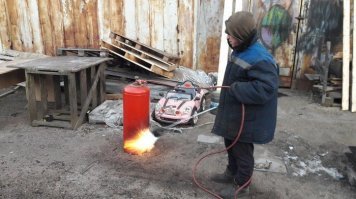 Сей редкостный долболоб отогревает замерзший газовый баллон...Удачи ему в полете)