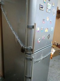 заглушки с ручки сымаются, а дальше с 99% вероятность шурупы с крестовой насечкой. Минуту снять, 2 минуты надеть. Если с шуруповертом в атаку идти, то ваще - молниеносно.