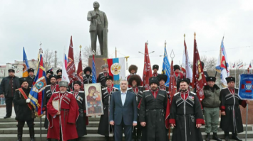 Сколько абсурда в одном месте,
Крымские казаки (приблежённые к кормушке), Ленин и икона!
Цирк шопито бля....