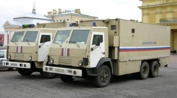 вот все видели такие или похожие грузовики. и сразу воображение рисует сикоко там мульенов-милиардов денег он везет. а вот фактически денег там будет меньше чем в том же Т-5 или уазике. дело в том шо грузовики нужны как раз для перевозки монет, так как имеют вес поболее чем бумажные, а вот наминал не очень большой.