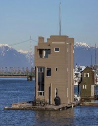 кто в курсе, почему они не переворачиваются на воде?