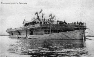 вот наши плавающие дома. Больше 100м в длину были.  Беляны называются