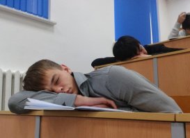 О, как неожиданно,  мое студенческое фото. Шучу конечно,  но когда увидел, заклинило, не мог вспомнить когда и где это меня так сфотографировали. Очень на меня похож, даже рубашка такая же есть.