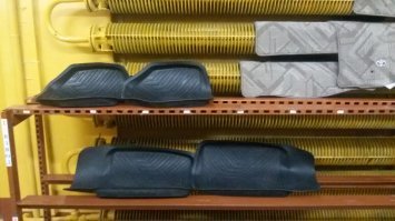 Это армейская "сушилка". Вполне возможно, что фото, где вся стена в радиаторах, тоже с той же оперы. Для чего такие комнаты в армии, кто служил, знает.