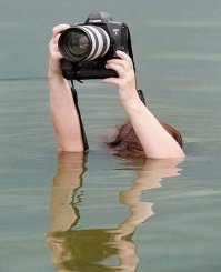Сам утони, фотоаппарат сохрани!!!