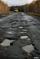 Когда я еду по нашим дорогам звучит в основном трэш-метал-дизель-панкрок группа "Звук разбившейся напрочь подвески, которую менял в круг всего 2 месяца назад"