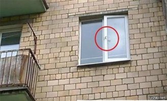 где окно наружу с шторкой. сначала было так