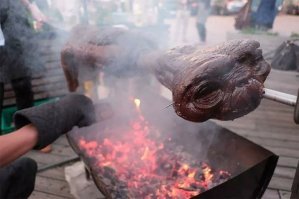 У мастера йода мясо старое не вкусное наверное а они его на угли