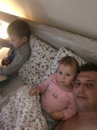 Мы с женой так каждый спим , но вот на камеру все записывать уж простите . Старший тоже приходит полежать хотя у всех есть кровати :)) мелкую 2 года не можем выселить