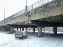Есть в Харькове путепровод через Московский пр., в том году его стали ремонтировать и сейчас с одной стороны демонтировали пешеходную зону, в итоге столбы видные на фото (фото до ремонта) весят на небольших уступах, сами уступы были частью каркаса пешеходной зоны и сейчас они просто лежат на основании моста. Так вот, на каждом из них на противоположном конце положили бетонные плиты, что бы они перевешивали столбы.

Выглядит по надежности так себе, при этом транспорт по ним ходит, этот мост так просто не закрыть.