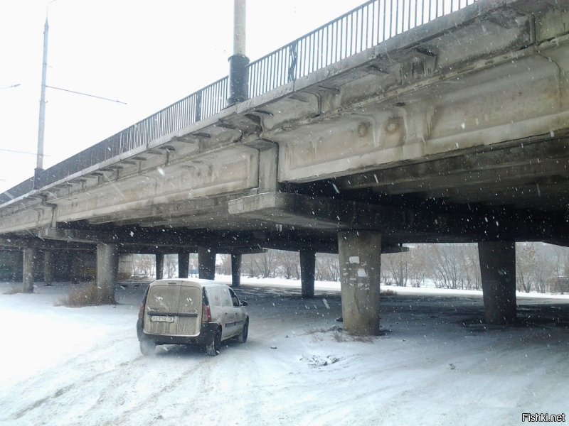 Есть в Харькове путепровод через Московский пр., в том году его стали ремонтировать и сейчас с одной стороны демонтировали пешеходную зону, в итоге столбы видные на фото (фото до ремонта) весят на небольших уступах, сами уступы были частью каркаса пешеходной зоны и сейчас они просто лежат на основании моста. Так вот, на каждом из них на противоположном конце положили бетонные плиты, что бы они перевешивали столбы.

Выглядит по надежности так себе, при этом транспорт по ним ходит, этот мост так просто не закрыть.