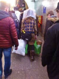 Помог бы девушке лучше, чем фоткать ...