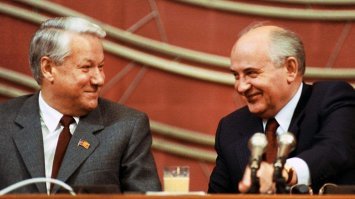 Ельцин, гндн, алкаш, подписал корявым крестиком, в Беловежской Пуще  начинания Горбачева. Потом они долго обмывали это дело и смеялись. Рая не выдержала и дубу дала. 
"Горбачёв и Ельцин готовили путч вместе, имитируя противостояние" (c)