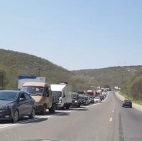 А теперь, для довершения картины эпичности всего происходящего, на минуточку представьте себе, что эта заправка стоИт на одной из двух (двух!!) въездных-выездных трасс города. Эта- со стороны Краснодара, вторая - на Геленджик. По-иному, козьими тропами или дальними кордонами ни в город, ни из него выехать невозможно. И все. Город заглох весь, от слова совсем - пока не открыли проезд, пробка была космическая. 
Не могу понять и осмыслить менталитет тяжеловозов, которые гонят грузы в город (и порт) с огромным перевесом, на картонных тормозах (вместо горных), да еще паркуются вдоль единственной трассы, на уклоне, всего-то на ручнике. Вот ручник и сорвало.