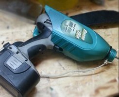 ... не спешите уничтожать автора :) 
Собираюсь покрывать теплицу сотовым поликарбонатом, высота по коньку 3 метра, понятно что бегать вниз за шуруповертом <span style='color:gray'>[мат]</span>...ся!!! Сходил посмотрел стоимость самой бюджетной кобуры в Мерлене - 600 руб. !!!!! 
Денег у меня есть, но платить за фигню, для трех часов работы,  рука не подымается, за то литровых канистр в гараже с остатками масла по 50 гр. завались  
Руки растут откуда нужно и уж точно я сделаю не хуже