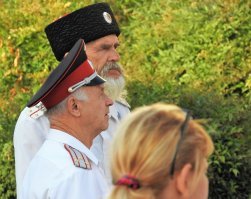 Настоящие-ненастоящие, мне пофиг. Но, на вокзале в Адлере прошел из конца в конец пару раз. Мент один попался, а казачки три парных патруля. Да на всех этажах, да не с дефками трындят, а реально обстановку пасут. И реально рядом с ними тихо все.
Второй вариант, Лазаревское. Прямо на платформе, кто был - видел, пункт милиции и казачков. И вместе патрулируют и по очереди. И по жаре в форме, и в плохую погоду. Ряженые говорите? Ну-ну.