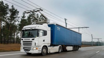 Свеи (они же шведы) уже давно шаманят эту тему. 
Сперва работали над грузовиками- троллейбусами, но пришли к тому, что это очень непрактично, дорого и сложно. Вот, что было сначала.
Если неясно, откуда у них будет столько электричества...шведы за деньги от норвегов ввозят их мусор, сжигают его и получают халявное электричество + на полученные бабки от мусора могут купить электричества с норвежских ГЭС...хотя есть и свои АЭС :)
Шведы, ска, хитроделанные ребята.