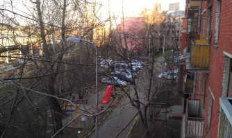 Везет! Мне только бульдозером дали немного поуправлять.  
"Железку" под окнами переделывали. А мы (подростки) 
с бригадиром бульдозеристов познакомились. 

Ага, железки именно "под окнами".  

Вот вид: