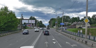 Стрелка направо горит постоянно, попробуй встать в правом ряду, сигналят как умалишенные.