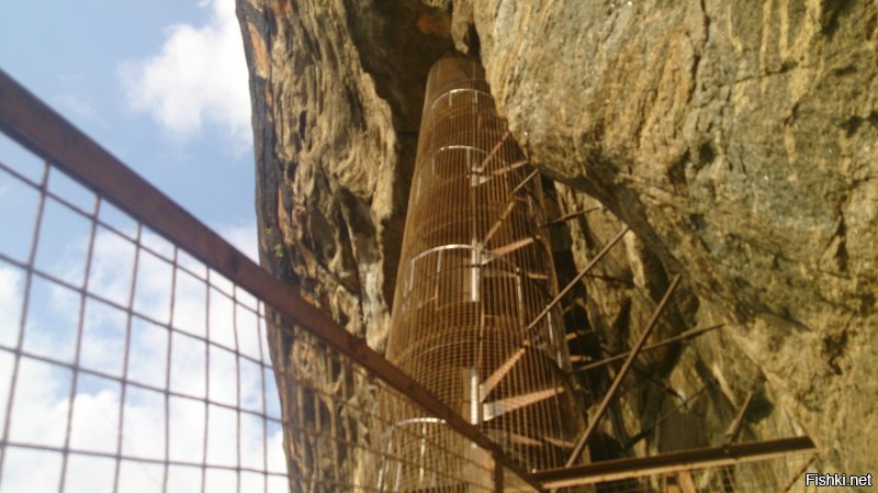 Винтовая лестница на пути к пещере с фресками , дыхалку норм прокачивает ))