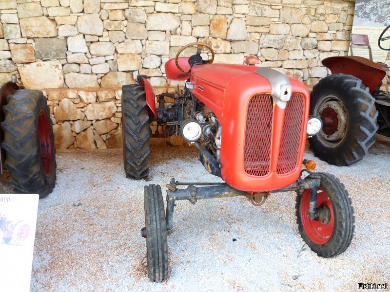 Да, о стране. В хорватии есть выставка старинных тракторов с феррари, ламборджини и т.п.