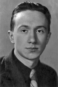 Посмотрел в инете, у Алексея Смирнова на удивление много фронтовых фотографий. Повезло. Кто захочет - найдет сам, много интересных. Видимо кто-то из друзей увлекался фотографией? Хотя сомневаюсь, что любому на фронте можно было фотоаппарат при себе иметь. Во всяком случае, насколько знаю, все гражданское население страны заставили, например, приемники сдать в обязательном порядке. У меня от деда именно фронтовых фоток буквально несколько штук осталось.
Нашел довоенную фотку Алексея Макаровича (он, оказывается, на самом деле Макарыч!)