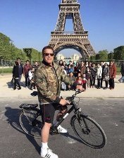 этот дядька постоянно людям фотки портит!