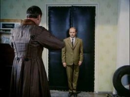 трагедия, но смешные моменты запомнились навсегда
"Идет, в красной рубахе - как палач!"
"Мне деньги жгут ляжку. Сто листов. Их же надо взлохматить?"
"Дыши носом, читай Мурзилку"
Ну и..
"Народ для разврата собрался!"