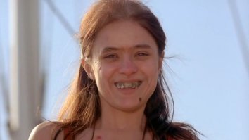 Обернулась