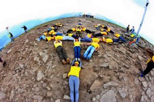 Жалкие любители...
В Украине был установлен необычный рекорд, в осуществлении которого приняли участие 30 украинцев: по 15 человек из Харькова и закарпатского Межгорья.
Украинцы выложили своими телами на вершине горы Говерла герб Украины. Трезубец из тридцати человек занял почти девяносто квадратных метров.