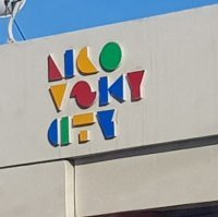 Тут написано LIGOVSKY CITY, это новый жилой комплекс в Питере.