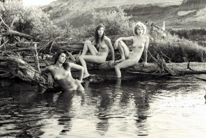 Это фотка Перегудова, середины 90-ых, у него полно таких постановочных. Любил он баб )