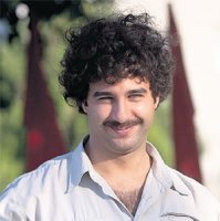 и только Урганту не хватило денег на парик. Поэтому волос надрали откуда попало