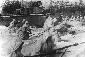 Лучшая машина для тактики Первой Мировой войны. К сожалению понимание будущей войны и новых задач перед танками пришли уже после середины 30-х когда Т-35 уже были в производстве. Хоть их и выпускали, но военные особых иллюзий по их боевой ценности не испытывали.
И старички тряхнули 2 раза стариной став многочисленными памятниками трагических поражений 1941 года на фото оккупантов.
Танк ветеран честно отдал свой долг Родине и хоть пали они все в первых же боях но вкус победы дали почувствовать и ему. В документальном фильме "Битва  за Москвы" 1942 года