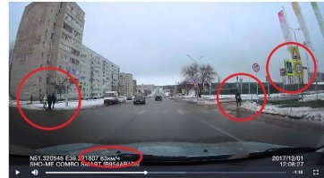 Ты чего, прикалываешься??
С двух сторон 4 человека, 2 из которых уже вступили на проезжую часть.... 
Автор и не думал даже снижать скорость, не то чтобы пропускать...