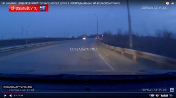 все едут по съезду с развязки - просто он широкий. а слева выходит полоса "главной" дороги. ( туда едет встречный, поэтому создается впечатление что это встречная полоса ).