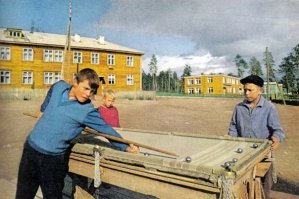 Мальчишки в Братске играют в бильярд, сделанный своими руками, и покрытый старым одеялом, 1967