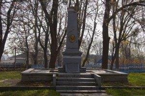 Из моего города Богуслав Киевской области.

"Меня, комсомолку Марину Грызун, немцы убили 28 июля 1943 года. Друзья и товарищи, отомстите за меня, за всех, погибших от рук немцев!"
   
   Марина Грызун, комсомолка, депутат местного сельского Совета, проживала в селе Михайловка, Богуславского района, Киевской области, в колхозе имени Ленина. В период фашистской оккупации укрывала трех оставшихся в тылу врага красноармейцев и лечила их. Вместе с другими комсомольцами села она составляла листовки, призывающие к борьбе против оккупантов, и расклеивала их на стенах домов, проводила агитацию среди населения. В июле 1943 года Марина была арестована и заключена в камеру гестапо в Богуславе. Ее жестоко пытали. Расправа над ней была совершена 28 июля 1943 года. Выше приведены слова, написанные кровью на стене тюремной камеры. Надпись М. Грызун опубликована в книге П. Мальвецци и Дж. Пирелли "Письма обреченных на смерть борцов европейского Сопротивления" (стр. 698).

А это памятник в память о ней...