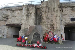 Все правильно у автора, единственный момент про 35 бронебашенную не вполне понятен - комплекс работает, казематы целы, экскурсии каждый день- причем я рекомендую всем посетить -очень сильное впечатление, маленьких  детей лучше не брать.
