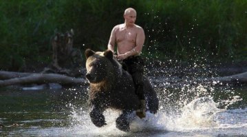 Фотограф настолько умело соединяет несочетаемые вещи, что, кажется, они существуют на самом деле