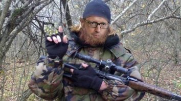 Фотограф настолько умело соединяет несочетаемые вещи, что, кажется, они существуют на самом деле