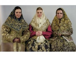 Вот на этой фотке, ИМХО, неправильность присутствует. Платок должен был закрывать волосы полностью. Посмотрите на остальные фото, нигде волосы из под головного убора не видны.