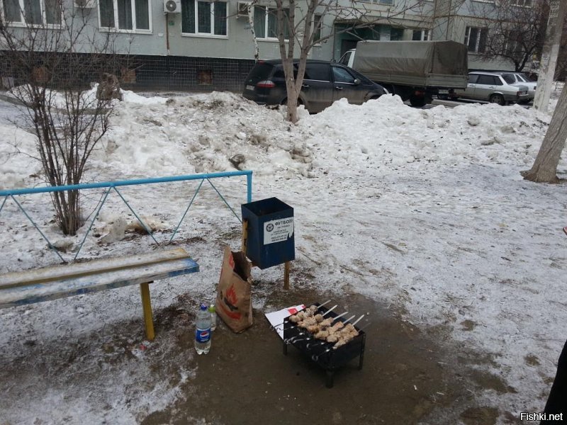 Я на Новый год жарил шашлык во дворе. Так народ со своим мясом начал выходить, мол можно тоже после тебя... Ничего не вижу в этом страшного. Если аккуратно, то все абсолютно безопасно.