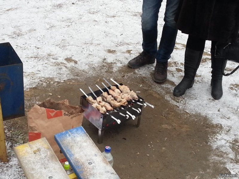 Я на Новый год жарил шашлык во дворе. Так народ со своим мясом начал выходить, мол можно тоже после тебя... Ничего не вижу в этом страшного. Если аккуратно, то все абсолютно безопасно.