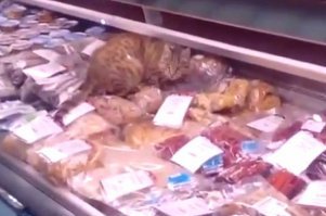 Уважаемый, подайте пожалуйста вон тот кусочек