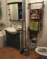 Всё правильно рабочие сделали - по планировке трубы проложили. А хозяева, если надумали что-то переделывать, должны это учитывать. Либо "договориться".